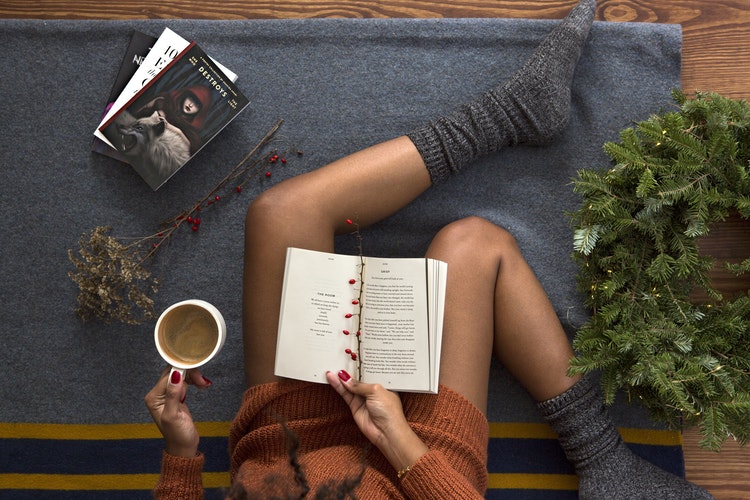 इंस्टाग्राम के लिए शरद फोटो विचार - कॉफी और एक किताब के साथ लड़की